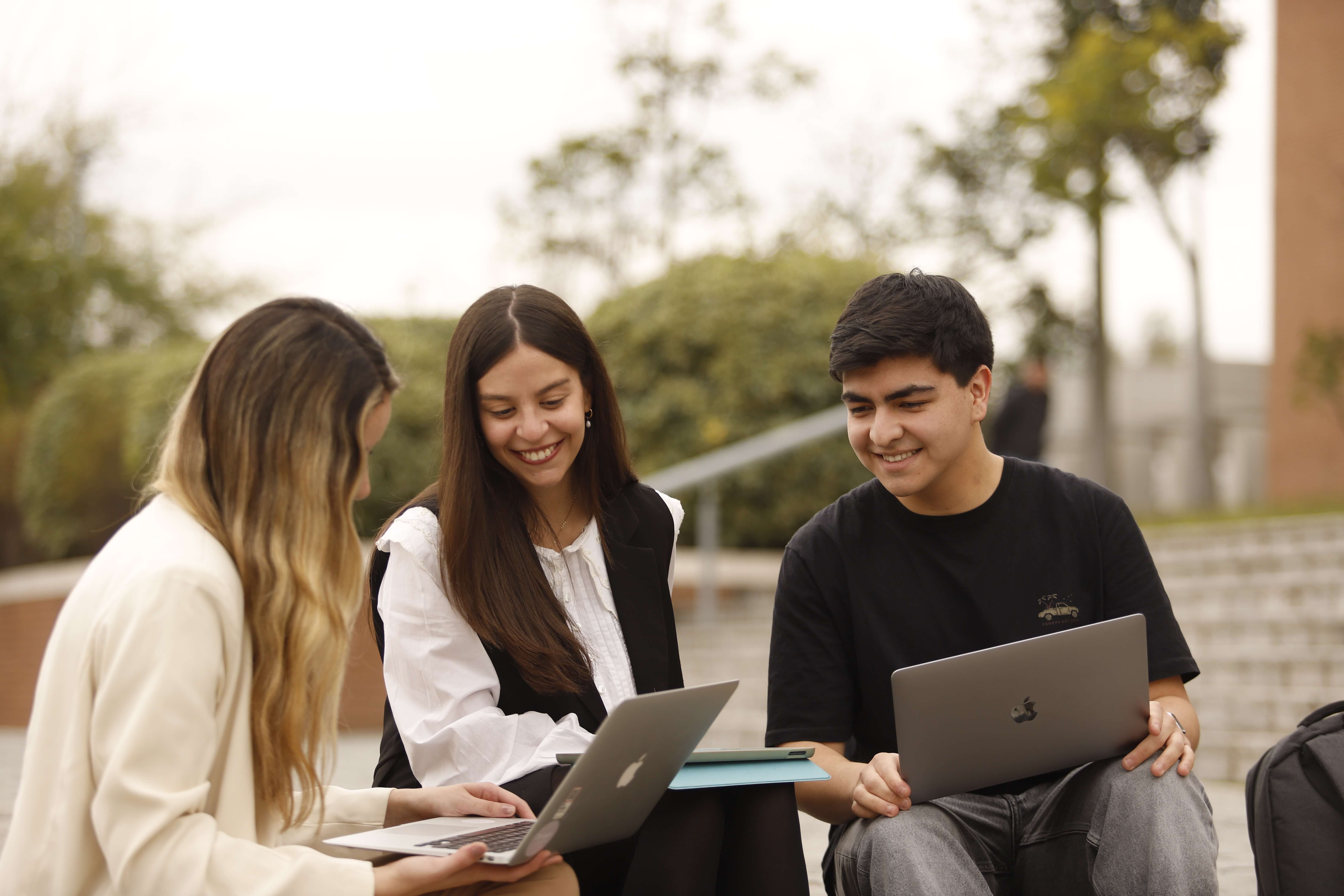 Estudiantes de Ingeniería Comercial en el campus de la Universidad de los Andes