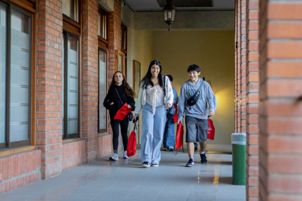 Estudiantes de la Universidad de los Andes compartiendo en la biblioteca