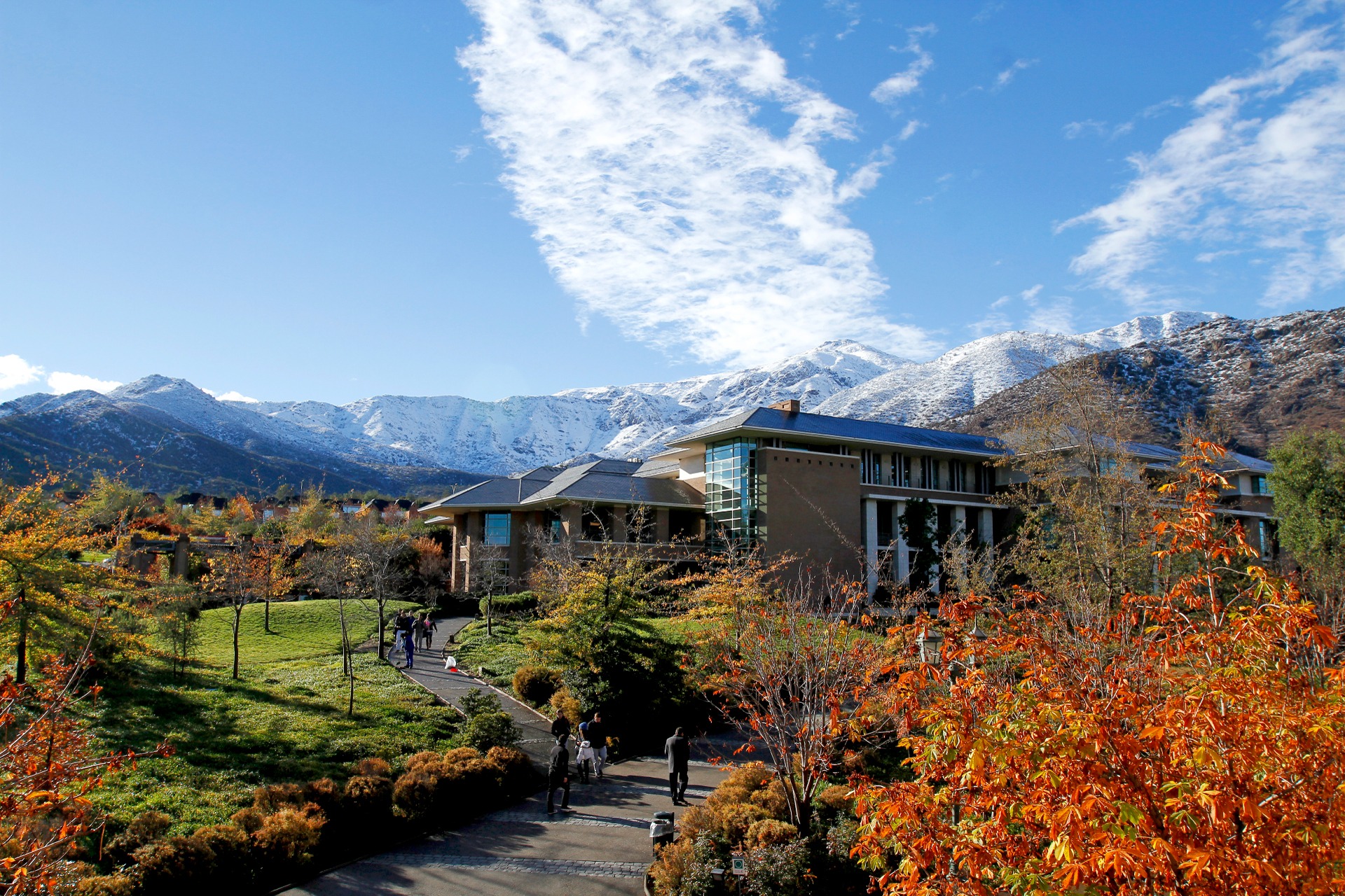 Fachada de la biblioteca Universidad de Los Andes