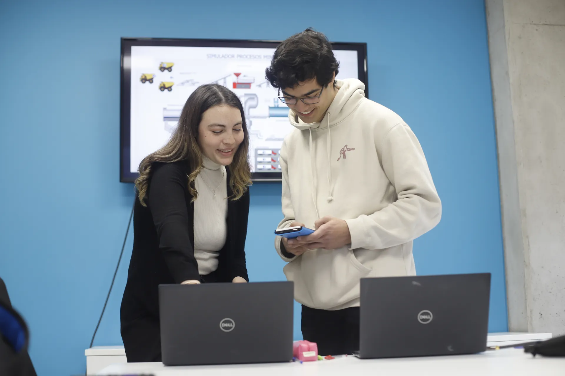 Estudiantes compartiendo en la biblioteca