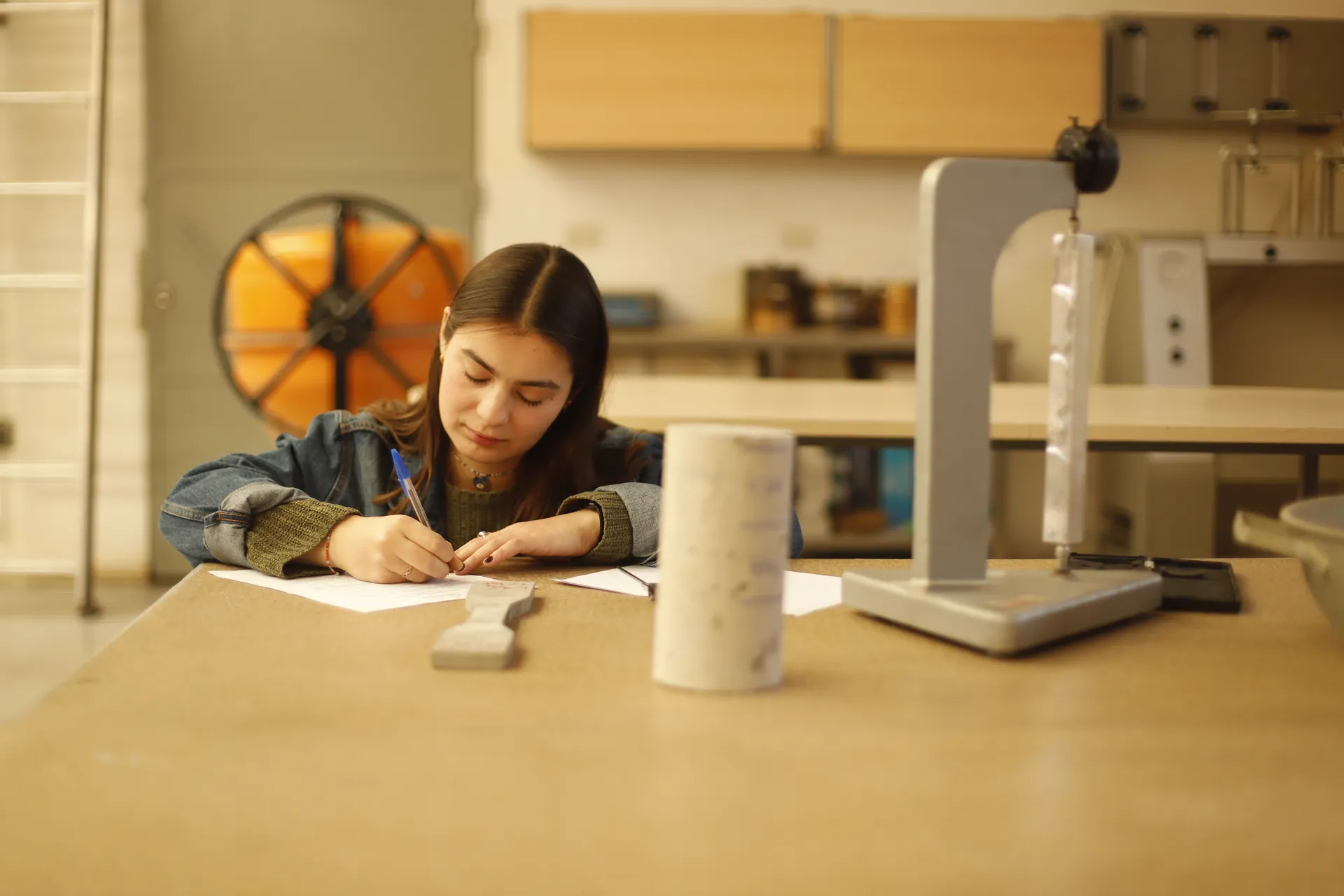 Estudiantes conversando alrededor de una mesa