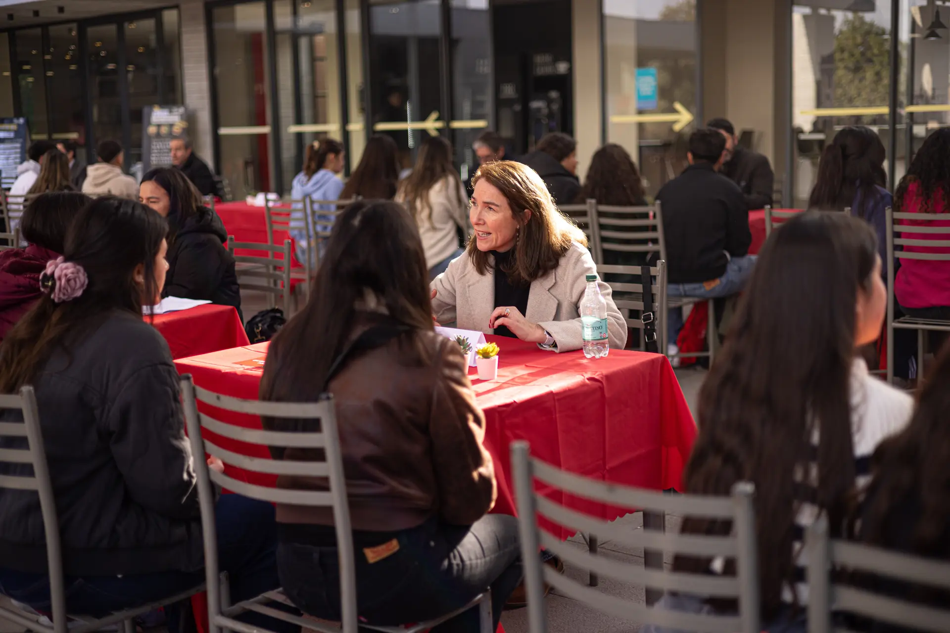 Estudiantes conversando alrededor de una mesa