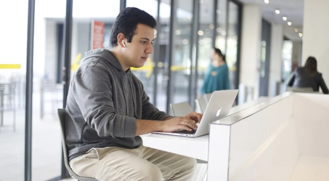 Estudiante realizando una postulación online a la Admisión Directa en la Universidad de los Andes con su computador portatil