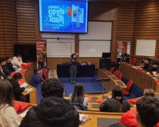 Estudiantes compartiendo en comunidad