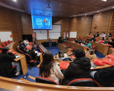 Estudiantes conversando alrededor de una mesa