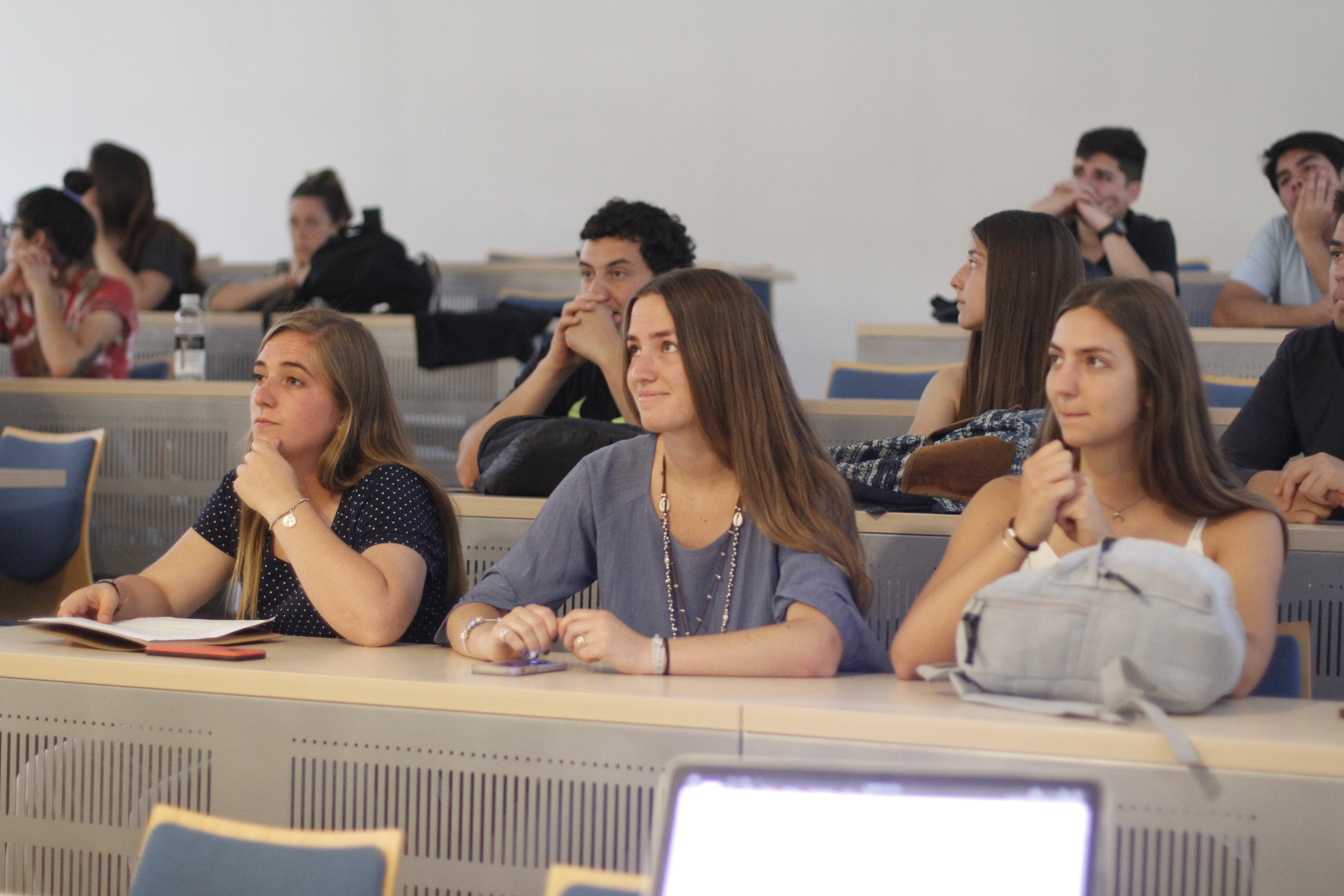 Estudiantes universitarios trabajando juntos