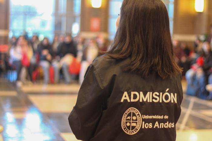 Estudiantes universitarios en una sala de clases
