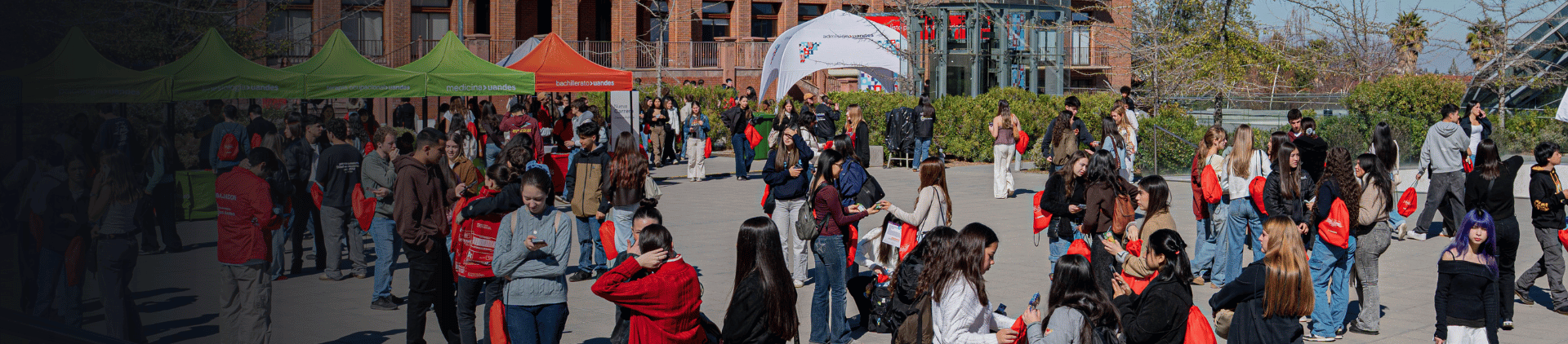 Estudiantes en el campus de la Universidad de los Andes