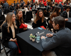 Estudiantes conversando alrededor de una mesa