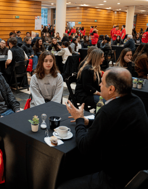 Estudiantes compartiendo en la biblioteca